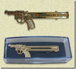 拳銃タイピン金-左